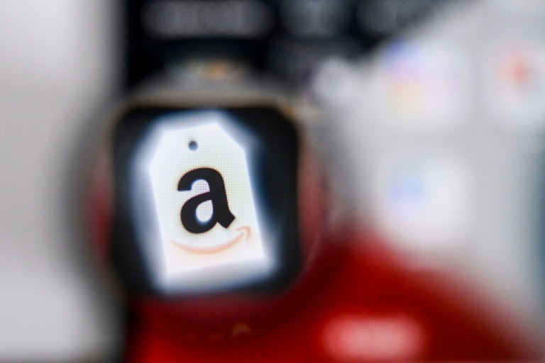 Le logo d'Amazon est montré sur un écran de téléphone à Francfort, Allemagne, le 24 avril 2025