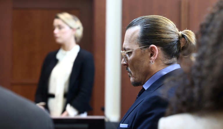 L'acteur Johnny Depp écoute l'ex-femme Amber Heard témoigner devant le tribunal de Fairfax, en Virginie, le 5 mai 2022.
