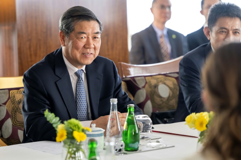 Le vice-Premier ministre He Lifeng participe à des discussions entre la Chine et la Suisse, le 9 mai 2025 à Genève