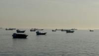 Des navires dans le détroit d'Ormuz au large de la ville omanaise de Khasab, le 17 mai 2026