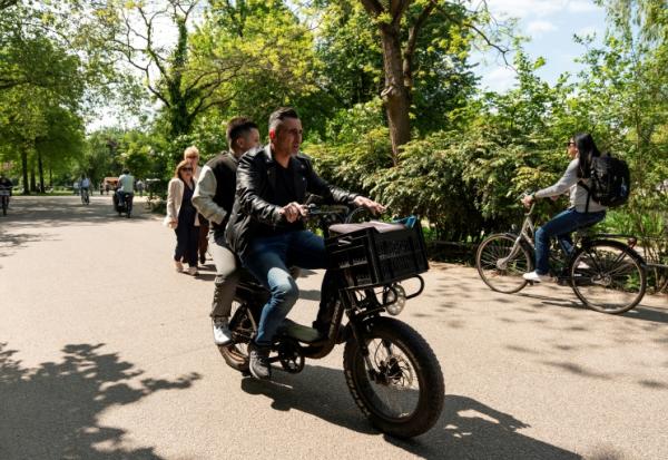 Des personnes sur un fatbike dans le Vondelpark, à Amsterdam.