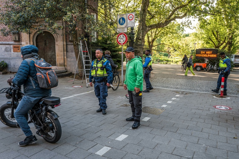 Une personne en fatbike est informée de la nouvelle interdiction à l'entrée d'un parc d'Amsterdam.