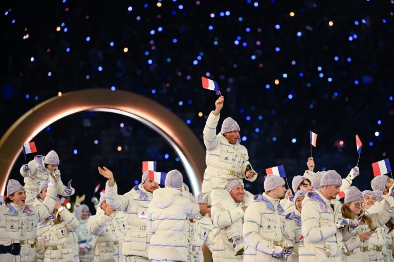 La délégation française parade lors de la cérémonie d'ouverture des Jeux d'hiver de Milan Cortina, au stade San Siro de Milan, le 6 février 2026
