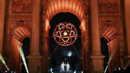 Les légendes italiennes du ski Deborah Compagnoni et Alberto Tomba allument la vasque olympique sous l'Arc de la paix à Milan, lors de la cérémonie d'ouverture des Jeux de Milan Cortina, le 6 février 2026