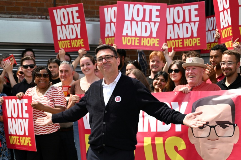 Andy Burnham, candidat du Parti travailliste, devant le local de campagne du parti à Ashton-in-Makerfield, dans le nord-ouest de l'Angleterre, le 18 juin 2026, alors que les électeurs se rendent aux urnes pour l'élection partielle de Makerfield