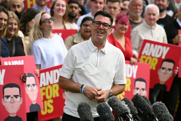 Andy Burnham, nouveau député travailliste de Makerfield, s'adresse à ses sympathisants et aux médias au lendemain de sa victoire à l'élection partielle, le 19 juin 2026 à Ashton-in-Makerfield, dans le nord-ouest de l'Angleterre