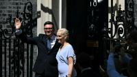 Le nouveau Premier ministre britannique, Andy Burnham, et son épouse, Marie-France van Heel, devant le 10 Downing Street, le 20 juillet 2026 à Londres, après que le roi Charles III lui a demandé de former le prochain gouvernement