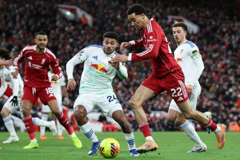 L'attaquant français de Liverpool Hugo Ekitike (à droite) face à Leeds en Championnat d'Angleterre le 1er janvier 2026 à Liverpool
