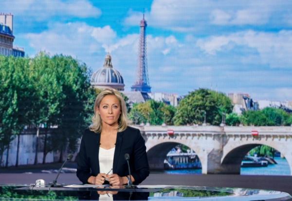 Anne-Sophie Lapix sur le plateau du journal de 20H00 France 2 le 21 avril 2022
