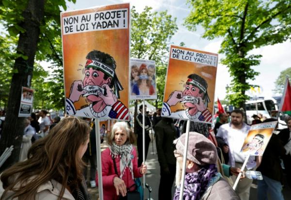 Manifestation contre la proposition de loi Yadan le 16 avril 2026 près de l'Assemblée nationale à Paris