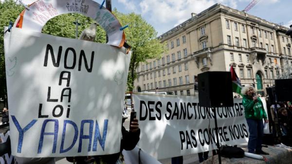 Manifestation contre la proposition de loi Yadan devant l'Assemblée nationale, le 16 avril 2026 à Paris