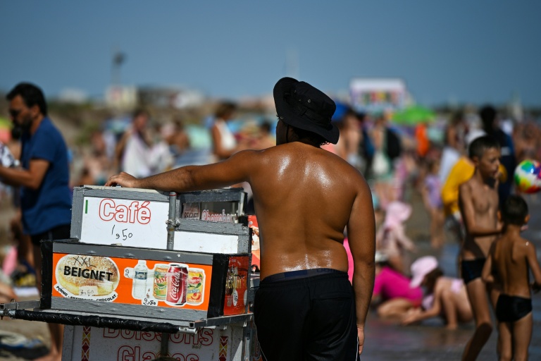 Un vendeur propose des glaces et des beignets sur la plage de Portiragnes-Plage, dans le sud de la France, le 6 septembre 2026