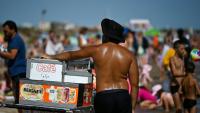Un vendeur propose des glaces et des beignets sur la plage de Portiragnes-Plage, dans le sud de la France, le 6 septembre 2026
