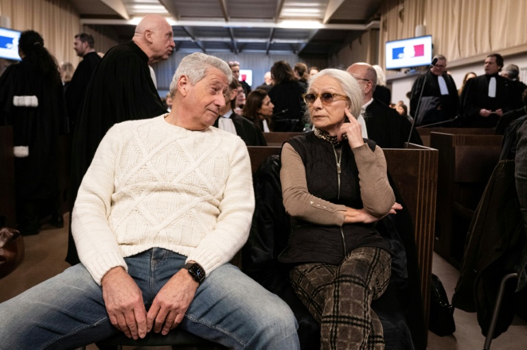 Jean Badache et son épouse Viviane, propriétaires de la société de gestion de patrimoine Apollonia, attendent le jugement du tribunal correctionnel de Marseille, le 15 janvier 2026