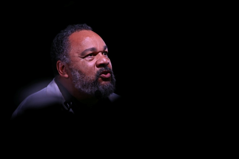 Le polémiste français Dieudonné Mbala Mbala sur la scène du théâtre Galabru à Paris, le 22 août 2026