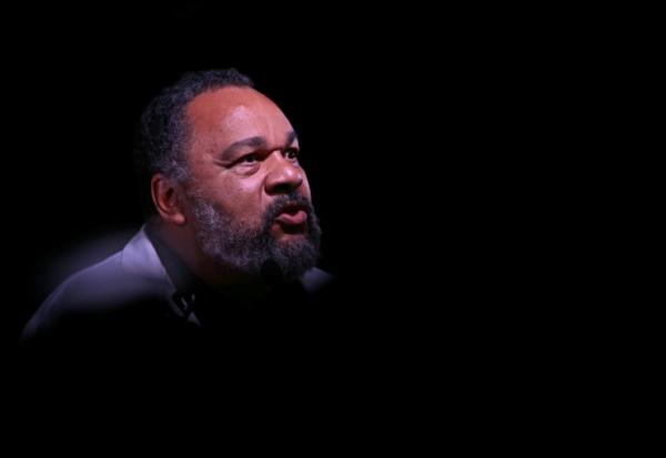 Le polémiste français Dieudonné Mbala Mbala sur la scène du théâtre Galabru à Paris, le 22 août 2026