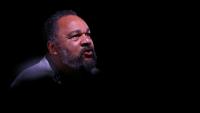 Le polémiste français Dieudonné Mbala Mbala sur la scène du théâtre Galabru à Paris, le 22 août 2026