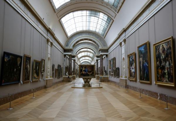 Vue générale de la Grande Galerie du musée du Louvre à Paris, le 2 décembre 2025