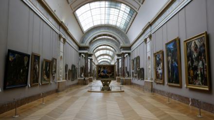 Vue générale de la Grande Galerie du musée du Louvre à Paris, le 2 décembre 2025
