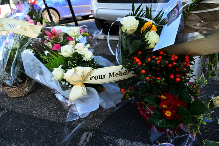 Des fleurs le jour des funérailles de Mehdi Kessaci, à Marseille, le 18 novembre 2025
