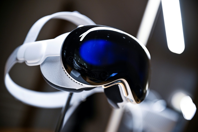 Les lunettes de réalité mixte Apple Vision Pro, lors de leur lancement à l'Apple Store des Champs-Élysées à Paris, le 12 juillet 2024