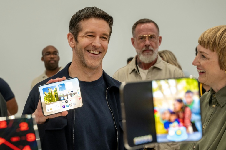 Le nouveau patron d'Apple, John Ternus, présente le premier iPhone pliable d'Apple à Cupertino en Californie le 9 septembre 2026, aux Etats-Unis