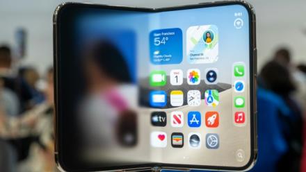 Le premier iPhone pliable d'Apple, l'iPhone Duo, à Cupertino en Californie le 9 septembre 2026, aux Etats-Unis