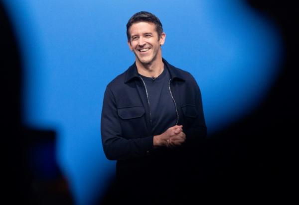 Le nouveau patron d'Apple, John Ternus, lors de sa première présentation de produits de la marque à la pomme comme patron du groupe américain, le 9 septembre 2026 au Steve Jobs Theater d'Apple Park, à Cupertino, en Californie