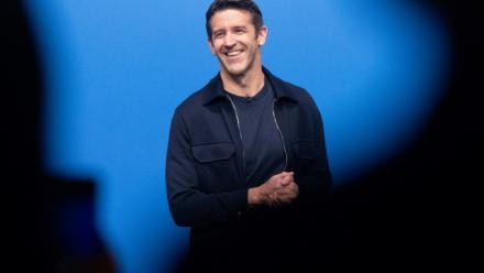 Le nouveau patron d'Apple, John Ternus, lors de sa première présentation de produits de la marque à la pomme comme patron du groupe américain, le 9 septembre 2026 au Steve Jobs Theater d'Apple Park, à Cupertino, en Californie