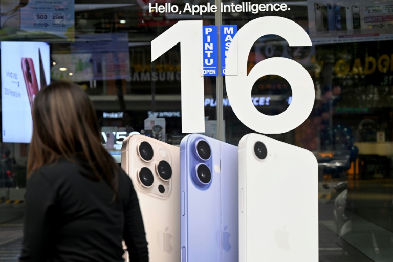 Une affiche pour l'iPhone 16 d'Apple dans un magasin de Denpasar, sur l'île de Bali, en Indonésie, le 12 avril 2025