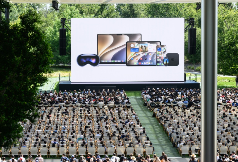 Des participants regardent sur un écran géant la Worldwide Developers Conference (WWDC) à l'Apple Park de Cupertino, en Californie, le 8 juin 2026