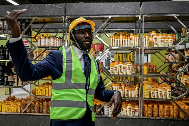 Fodé Yattabaré, PDG de Kaera, lors d'une interview dans l'usine de fabrication de cosmétiques,  dans la zone industrielle de Yopougon, en périphérie d'Abidjan, le 7 juillet 2026 en Côte d'Ivoire