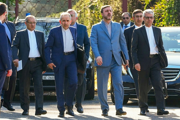 Photo diffusée par le ministère iranien des Affaires étrangères le 26 février 2026 montrant des diplomates et membres de la délégation iranienne lors des pourparlers entre l’Iran et les Etats-Unis à Genève, en Suisse