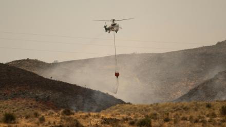 Un hélicoptère d'Infoca (le service andalou de lutte contre les incendies de forêt) largue de l'eau, près de Los Gallardos, dans le sud de l'Espagne, le 11 juillet 2026