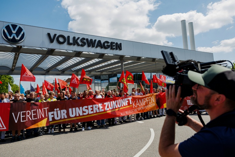 Des salariés de Volkswagen manifestent devant l'usine  de Zwickau le 9 juillet 2026