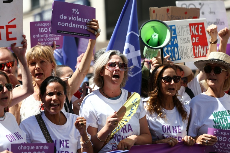 Dans la manifestation à Paris, samedi 4 juillet 2026