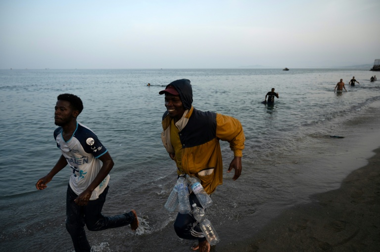 Des hommes arrivés dans l'enclave espagnole de Ceuta, en Afrique du Nord, le 31 juillet 2026