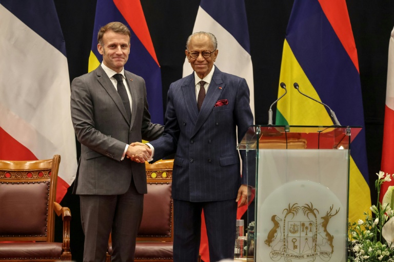Le Premier ministre de l'île Maurice Navin Ramgoolam (à droite) serre la main du président français Emmanuel Macron (à gauche) lors d'une conférence de presse à Port-Louis, île Maurice, le 20 novembre 2025