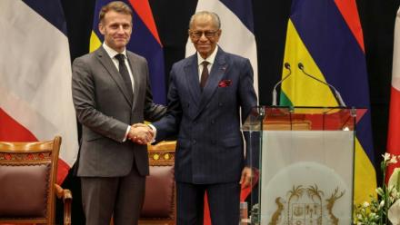 Le Premier ministre de l'île Maurice Navin Ramgoolam (à droite) serre la main du président français Emmanuel Macron (à gauche) lors d'une conférence de presse à Port-Louis, île Maurice, le 20 novembre 2025