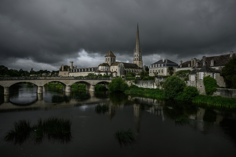 Classé par l'Unesco, le pont médiéval de Saint Savin sur la rivière Gartempe dans le département de la Vienne, photographié le 17 mai 2026, avait été construit pour relier Poitiers et Bourges.
