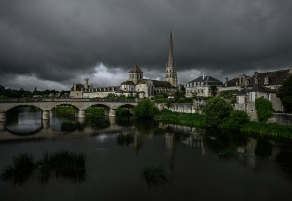 Classé par l'Unesco, le pont médiéval de Saint Savin sur la rivière Gartempe dans le département de la Vienne, photographié le 17 mai 2026, avait été construit pour relier Poitiers et Bourges.
