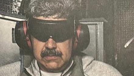 Cette image publiée sur le compte Truth Social du président américain Donald Trump le 3 janvier 2026 montre ce que le président Trump affirme être le président vénézuélien Nicolás Maduro à bord de l’USS Iwo Jima après que l’armée américaine l’a capturé le 3 janvier 2026