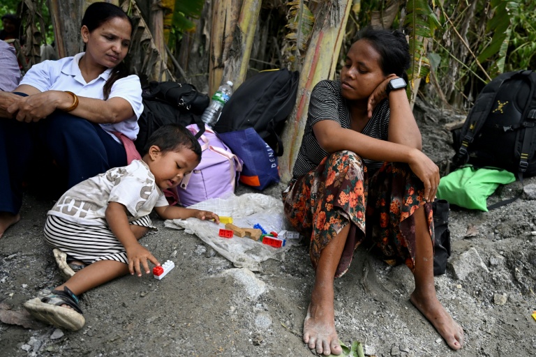 Une mère et son fils attendent de traverser la rivière Trishuli, dans le district de Nuwakot au Népal, le 2 septembre 2026