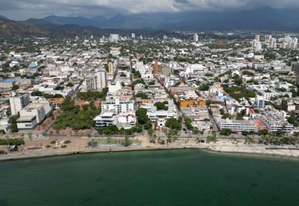 Vue aérienne de la ville colombienne de Santa Marta prise le 26 avril 2026 où se tient la conférence sur la sortie des énergies fossiles