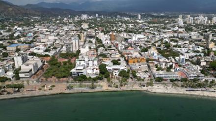 Vue aérienne de la ville colombienne de Santa Marta prise le 26 avril 2026 où se tient la conférence sur la sortie des énergies fossiles