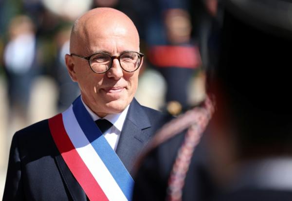 Le nouveau maire de Nice, Eric Ciotti (UDR), participe à une cérémonie à l'issue de la première séance du conseil municipal à Nice, le 27 mars 2026