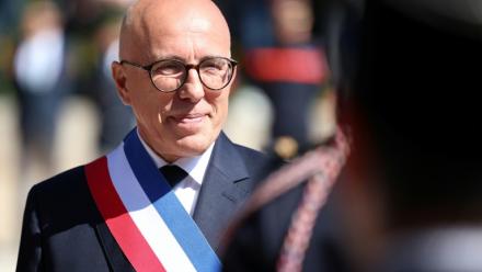 Le nouveau maire de Nice, Eric Ciotti (UDR), participe à une cérémonie à l'issue de la première séance du conseil municipal à Nice, le 27 mars 2026