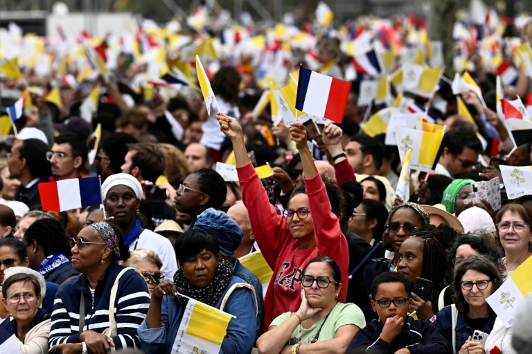 Des personnes réunies pour assister à la messe célébrée par le pape Léon XIV sur la place de la Concorde à Paris, le 26 septembre 2026