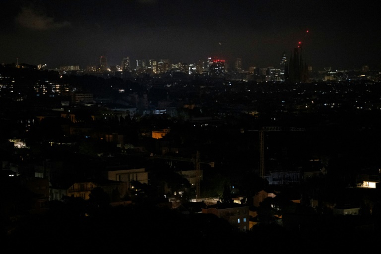 La ville de Barcelone, en Espagne, en partie plongée dans le noir dans la soirée du 28 avril 2025