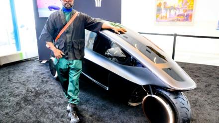 La star des Black Eyed Peas will.i.am pose devant Trinity, un tricycle électrique doté d'une IA, le 17 mars 2026 à San José aux Etats-Unis